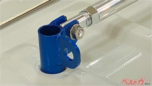 ブラケット部分には穴があるので荷物の固定ツールとしても使える