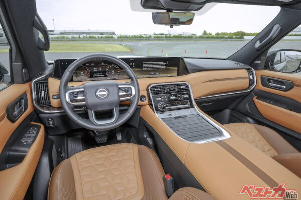 14.3インチの巨大ディスプレイがダブルで配置されているのも見逃せない