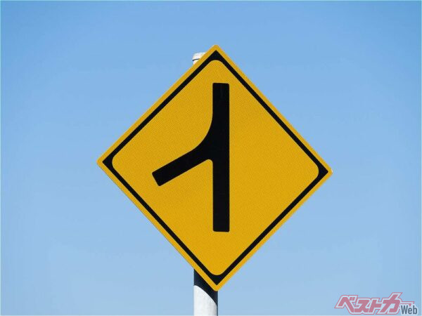 右か左か？　側道から本線に入るときウインカーの方向を瞬間的に判別するには!?