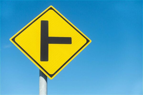 付加車線か交差点かは標識や路面の「止まれ」で区別しよう（Masaharu Shirosuna@Adobestock）