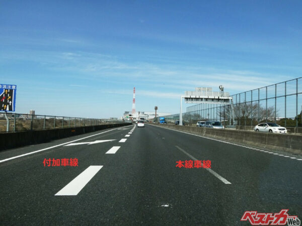 本線への合流は本線を流れるクルマと速度を合わせる感じで（写真AC）