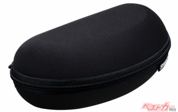 SWANS 「ドライビング・サングラス」デイリーユースモデルの収納ケース。カラーはブラック