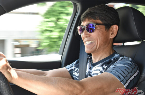 「注意喚起など、クルマの運転に特化した機能を持つのが最大の特徴です」と山野哲也さん(※写真のサングラスは2024年販売の同タイプ)