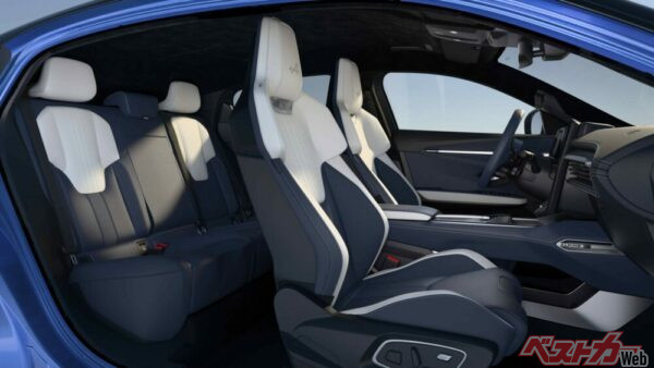 フロントはスポーツシートを装備