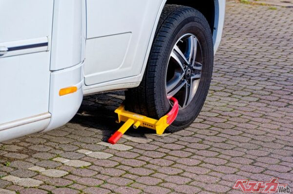 ハンドルロック、ホイールロックも完全な防犯にはならない（Mickis Fotowelt@Adobe Stock）