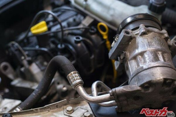 エアコンを作動させると、エンジンルームからガラガラと音がする場合はコンプレッサーの故障が疑われる。その場合はエアコンのスイッチをオフにして業者に点検を依頼しましょう（写真：Filippo-Carlot@Adobe Stock）