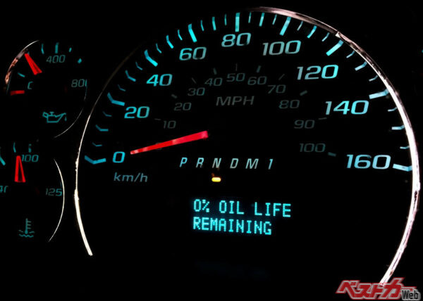 最近ではエンジンオイルの寿命をデジタル表示で知らせてくれるクルマもある。ただし、この機能を持つのは高級車が多く、指定オイルも高価な場合が多い（STOCKSTUDIO@Adobe Stock）