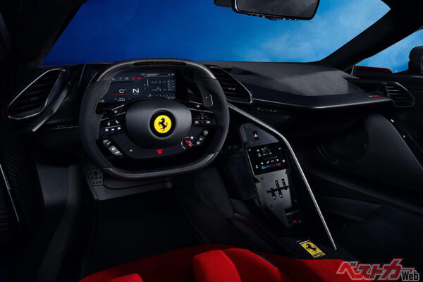 助手席が後方にオフセットされた1＋という独特のレイアウトを初採用。F1を彷彿とさせる異形の小径ステアリングがレーシー