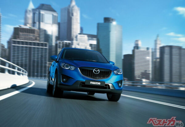 マツダ CX-5（初代・中古相場：100万円以下）。獲物に飛びかかろうとするチーターを彷彿とさせるスタイリングが好評を博した