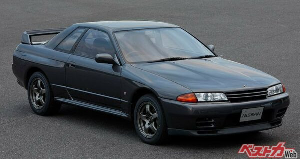 1989年に16年ぶりの復活を遂げたBNR32型スカイラインGT-R。当時のグループAレギュレーションに対応すべく2.6Lターボで開発された