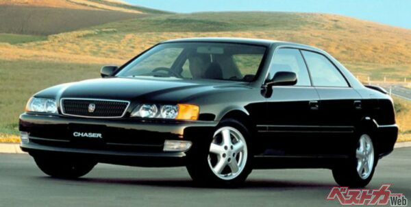 1996年10～2001年10月まで販売されたJZX100系チェイサーツアラーV。FRで280ps／38.5kgmを発生する1JZ-GTE型2.5L、直6エンジンに5速MT（4速ATもあり）ということで人気に火が付いた 