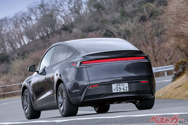 最新世代のサイバーデザイン言語を採用した新型モデルY。力強く、滑らかなラインが特徴だ