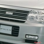 ん？　日産じゃない!?　よく見ればいすゞのバッジ!?　エルグランドの姉妹車ファーゴ・フィリー！