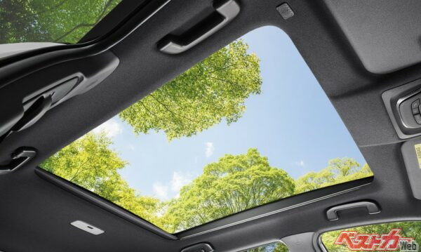 カローラクロスのZ、Sグレードで選択可能なメーカーオプションのパノラマルーフ電動サンシェード。本体価格は11万円