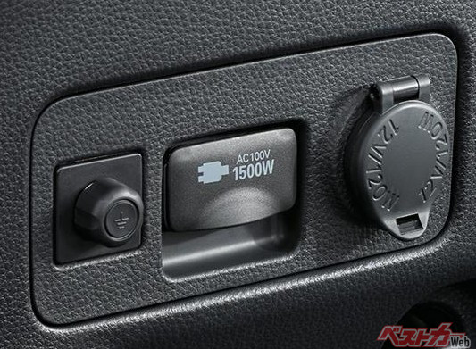 ヤリスクロスにメーカーオプション設定されているアクセサリーコンセント AC100V-1500W 非常時給電システム付き。AC100Vで最大消費電力1500W以下の電気製品を使うことが可能