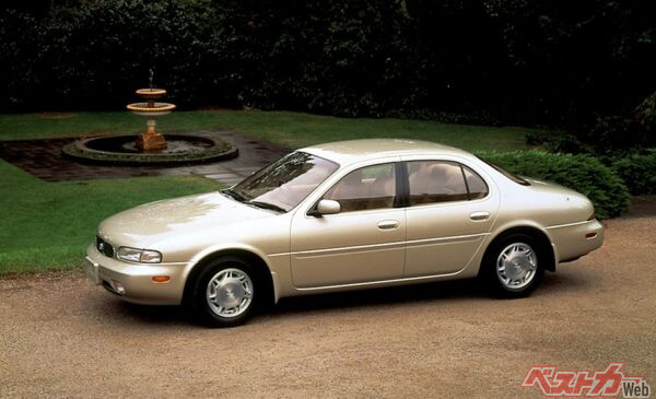 人気車「レパード」の穴を埋める存在として、北米用の「インフィニティJ30」を日本市場へ持ってくる形で1992年に発売された