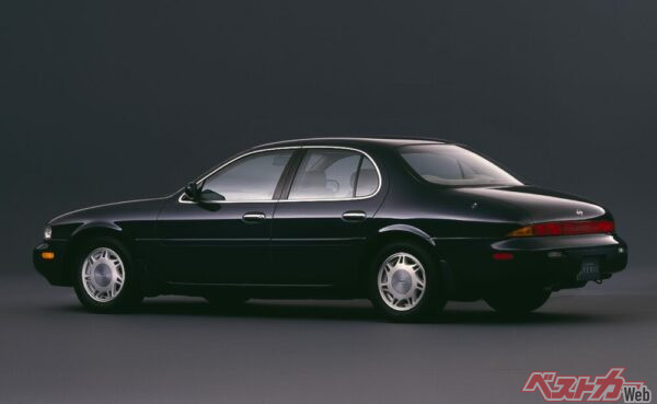 全長4880mmx全幅1770mmx全高1390mm、ホイールベース2760mmというスリーサイズで、高級車としての存在感を演出