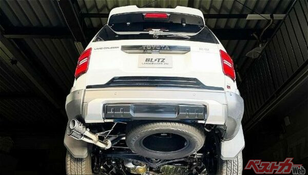 こちらはフォージドカーボンテールを装着した状態