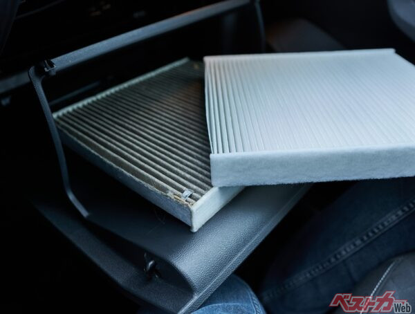 PM2.5や花粉、黄砂なども除去できるエアコンフィルター。交換前の汚れ具合を見ると頻繁に交換したくなる(Vin.rosanov@Adobe Stock)