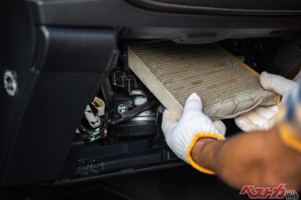 エアコンの風が臭いと思ったら、エアコンフィルターをチェックしてみよう（SKT STUDIO＠Adobe Stock）