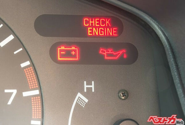 10万kmを超えてくると、こうしたエンジンチェックランプが付くこともある。オルタネーターの故障やバッテリーの電圧が低下するとメーター内のバッテリーランプが点灯。点灯したらすぐに診てもらおう（amstockphoto＠Adobe Stock）