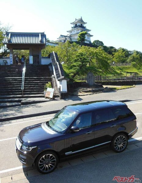 スタートから3時間半後、静岡県掛川市の掛川城前に到着。ちなみにこの天守閣は1994年に再建されたもの