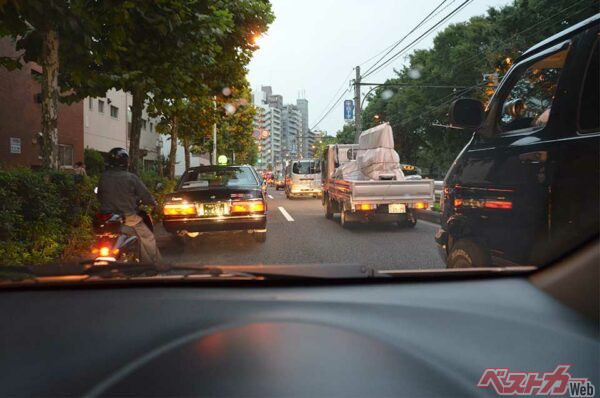 舗装道路の交差点前は渋滞する