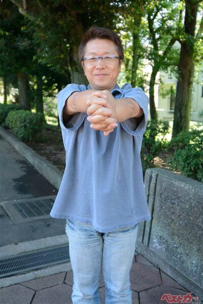 【どこでもできる肩こり防止のストレッチ01】ウデを前に突き出して交差させるように手のひらを組む