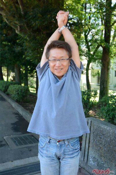 【どこでもできる肩こり防止のストレッチ02】そのままウデを頭の後ろまで振り上げてグリグリ回転させると効果的