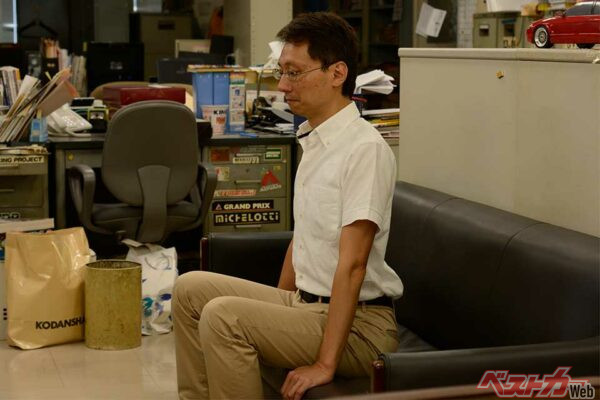 ソファから立ち上がるときの姿勢が「骨盤に上半身を乗せた状態」。これが乗車時に意識できるといい