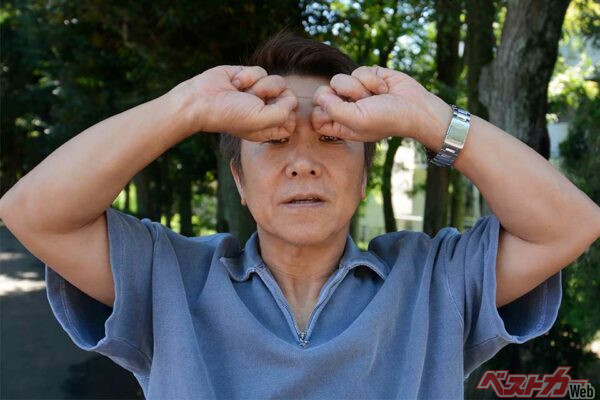 眼の疲れはゲンコツで目の周囲から→