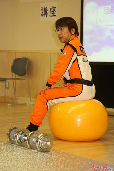 バランスボールはベッドサイドに置いておいて、朝目が覚めたらまずは15分ほど乗ることから始めるといい。馴れてきたら腰をグルグル回すような動作をするのもいいだろう