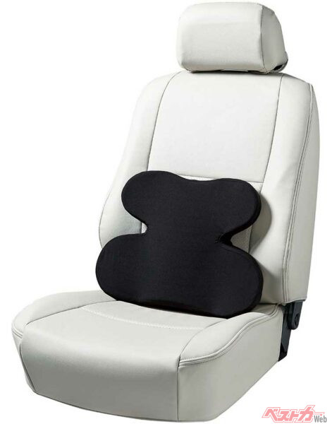 どうしてもシートの形状が身体にフィットしない場合はクッションなどでサポートするのが効果的。さまざまな『腰痛対策クッション』が市販されているので自分の体型にマッチしたモノを選ぶといい。