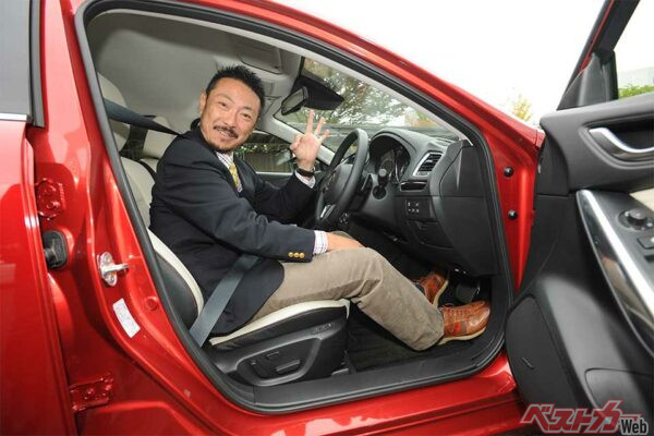 腰を深く押し込むようにシートバックに当てて座ることが大切