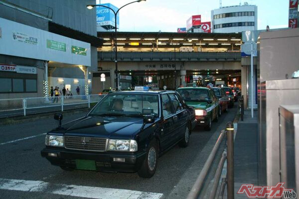 駅で客待ちするタクシーの列が絶えることはほとんどない。ドライバーの待遇はいいとはいえず、定着率も低い