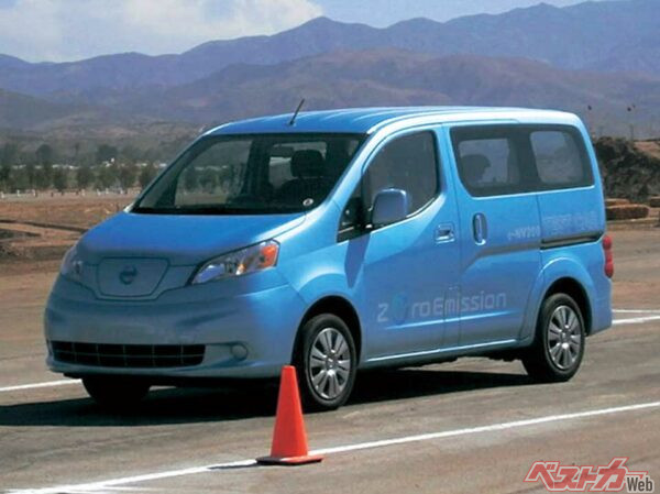 限定された航続距離でもデイリーの使用方法が決まっている商用車では威力を発揮しそうだ。e-NV200はプロトタイプだが来年には市販を開始するといわれる。デザインもリーフを思わせるフロント部などEVらしい