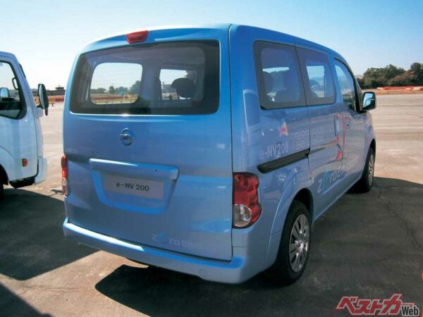 DATA：全長×全幅×全高＝4575×1758×1826mm、モーター＝1モーター（109ps）