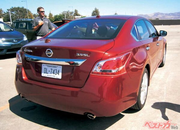 日本仕様は来年市販予定で、ハイブリッドのみの予定。価格は400万円だ