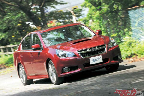 300psのターボを搭載したレガシィの加速は、このクラスでは抜けている。ビルシュタインのショックを採用した足回りもスポーティだ