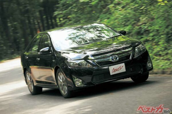 カムリのモーターアシストによる加速は想像以上にパワフル。ネコ足とも評された足回りにより、上品な走行フィーリングを見せる