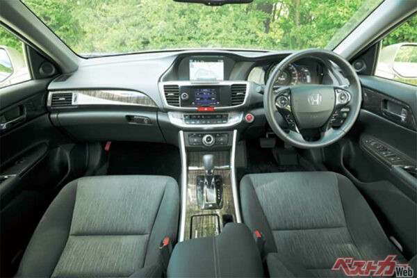 アコードHVは上質ムードの室内