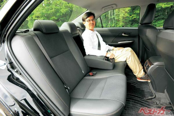 フロアが平らなので3人がけも苦にならない（カムリ）