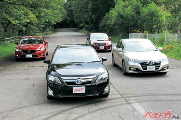 トヨタ カムリ、ホンダ アコードハイブリッド、マツダ アテンザ、スバル レガシィを比較。日本が世界に誇る燃費がいいのは？ 走りがいいのは？そして上質なセダンはどれだ!?
