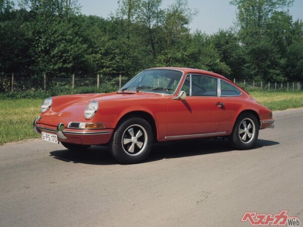 ベースになっているのは901型と呼ばれる初代の911。デビュー時から2名以上で快適に乗れるポルシェの開発が急務とされていた。