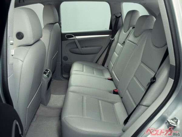 初代カイエンの後部座席。ファミリーカーとして使えるポルシェというコンセプトは見事に成功し、後のプレミアムSUV市場を開拓することになった。