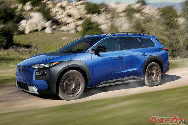 2026年秋デビュー予定のスバル トレイルシーカー。スバルのBEV第2弾で、ソルテラより全長が約150mm長いSUV。シンメトリカルAWDも継承する