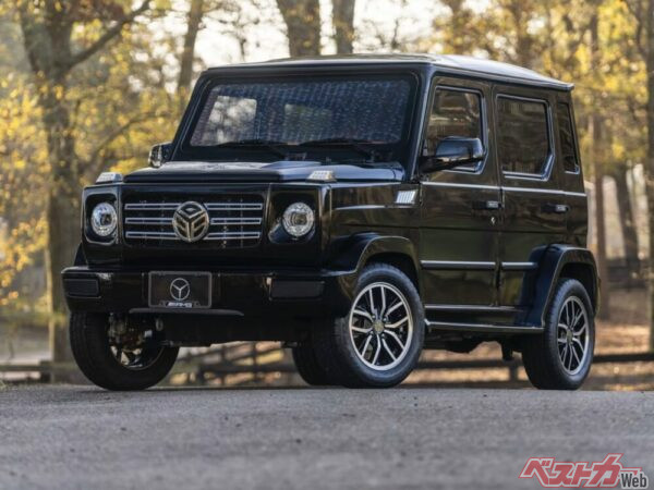 あくまでGクラス風のゴルフカートなのだが…誰がどう見ても…。クルマを知らない人なら本物と思うかもしれないほどそっくり。