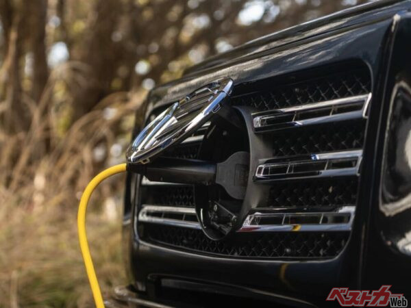 グリル中央のエンブレム部分から充電するようで、1回の充電で約80マイル（約128km）の走行が可能という。