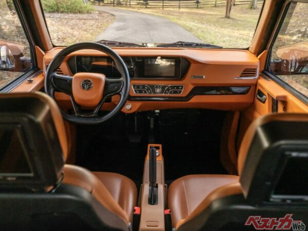 車内デザインはGクラスとは大きく異なるが、ゴルフカートなのに本革シートを使うなど、豪華さは十分。