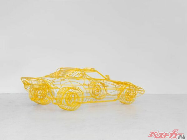 背景を白にすると、その複雑な作りがよくわかる。これが約900万円…果たして高い？　それとも安い？